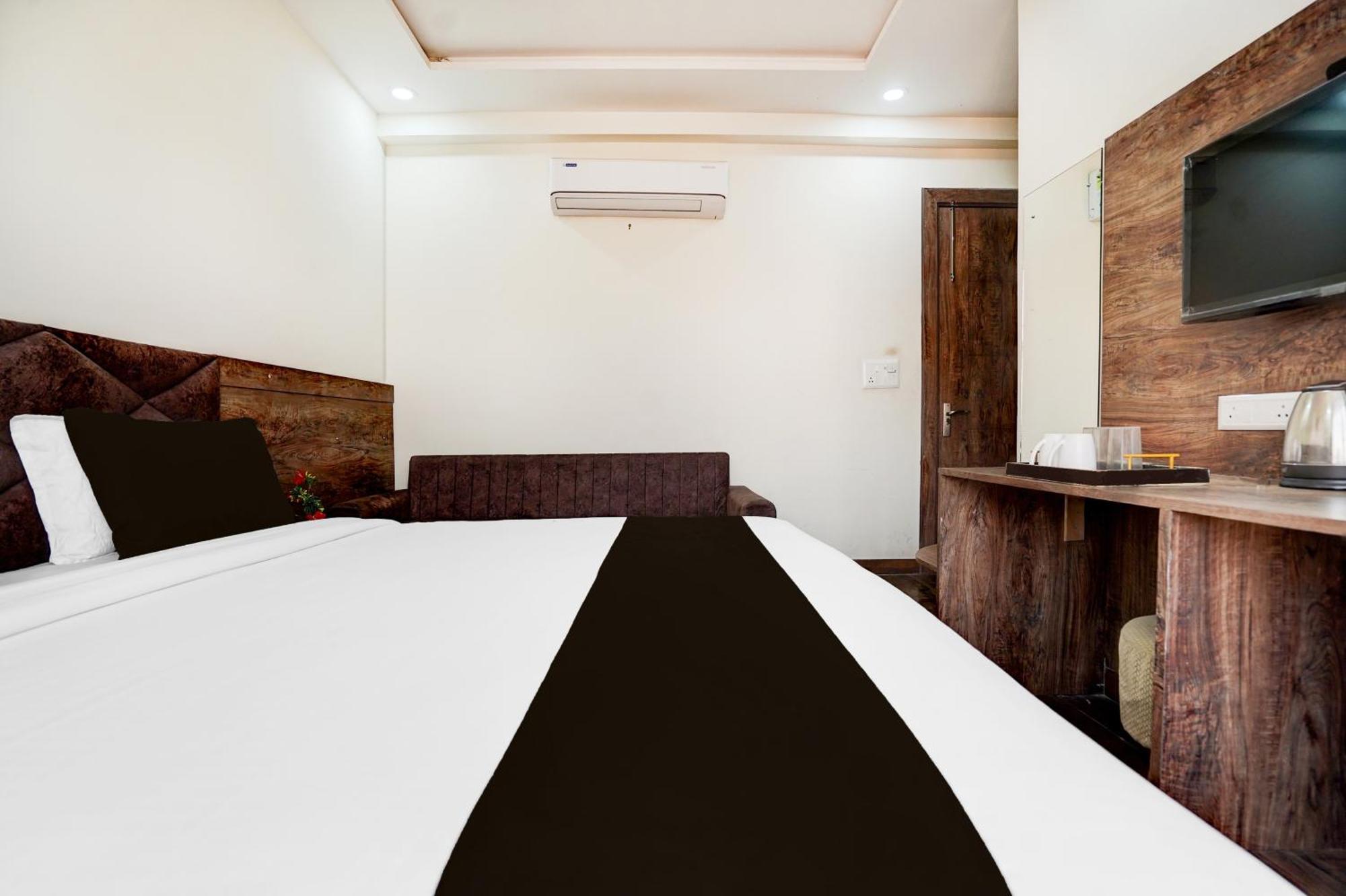 Super Townhouse Taj Nagri Basai Formerly Royal Empire Tājganj Exteriér fotografie